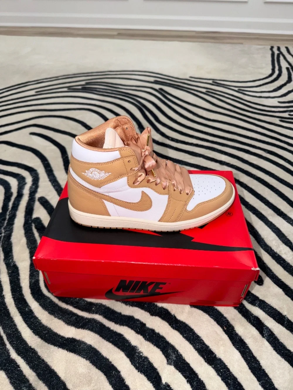 Jordan 1 Retro High - Picture 2 of 4